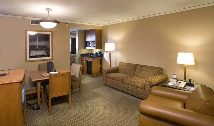 Embassy Suites By Hilton Crystal City National Airport Arlington Quarto foto